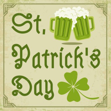 Yeşil yonca ve iki bira bardağı.