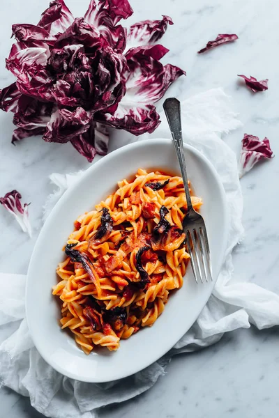 Rotblättrige Chicorée und Fusilli-Pasta — Stockfoto