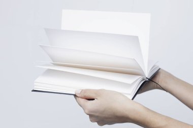 Kadınların elleri o beyaz sayfaları yakın çekim ile not defteri açıldı