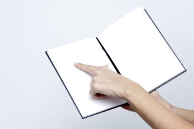 Kadınların elleri o beyaz sayfaları yakın çekim ile not defteri açıldı