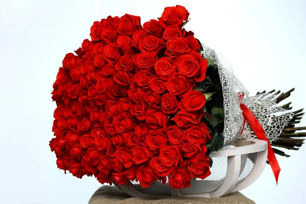 Великий красивий букет з червоних троянд — стокове фото