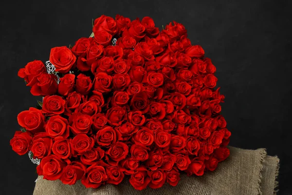 Grande lindo buquê de rosas vermelhas — Fotografia de Stock