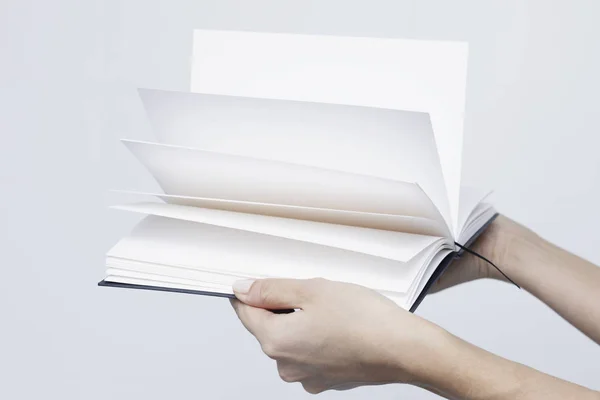Άνοιξε το σημειωματάριο με γκρο πλαν λευκές σελίδες για τα γυναικεία χέρια o — Φωτογραφία Αρχείου