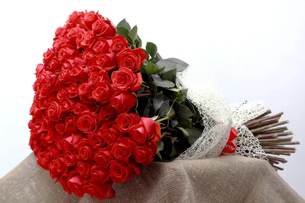 Gran hermoso ramo de rosas rojas Imagen De Stock