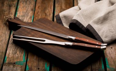 Çatal ve bıçak et üzerinde kurulu yakın çekim için