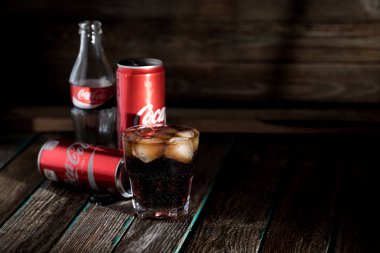 Coca cola ile buz, cam şişe, bardak