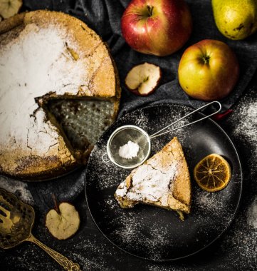 Ev yapımı kek pişirme. Elmalı turta