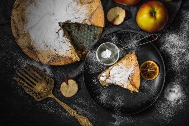 Meyve bir masada pudra şekeri ile lezzetli elmalı turta