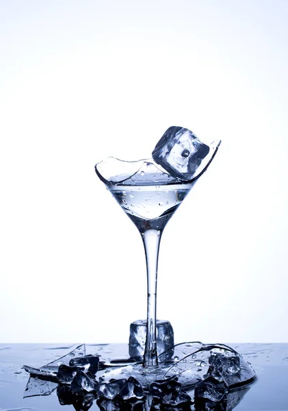 Uma taça de água e cubos de gelo — Fotografia de Stock