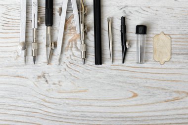 Mühendislik ve okul aletleri arkaya vardır.