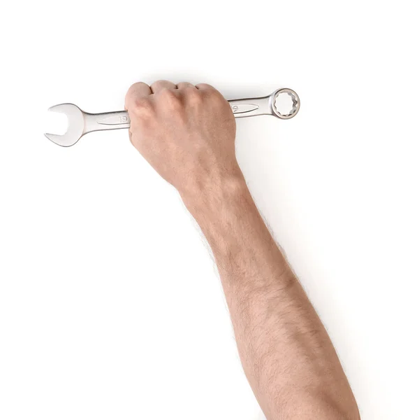 Крупним планом рука чоловіка тримає комбінований ключ ізольовано на білому тлі — стокове фото