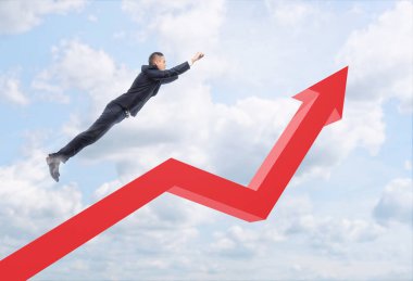 Poz ile süper kırmızı ok üzerinde uçan iş adamı