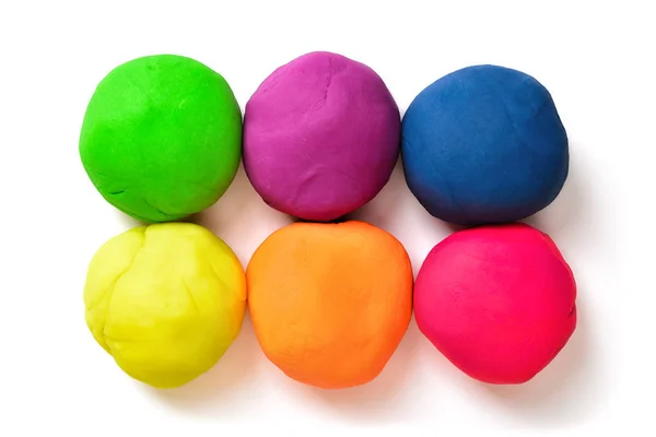 Six boules colorées d'argile à modeler sur fond blanc — Photo