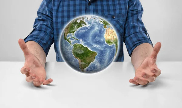 Retrato recortado de um homem segurando a Terra em suas mãos . — Fotografia de Stock