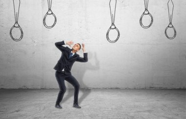 Ahşabın gibi bak duvara çizilen ilişkiler tarafından çevrili işadamı.