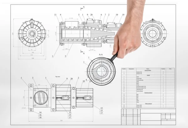 Manlig hand med förstoringsglas över detalj ritning. — Stockfoto