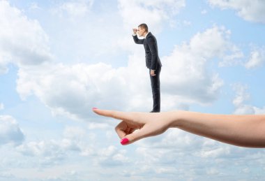 Aynı yönde işaret dev el profil seyir düz önde duran işadamı