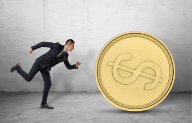 Büyük bir altın sikke yakalamaya çalışan genç işadamı