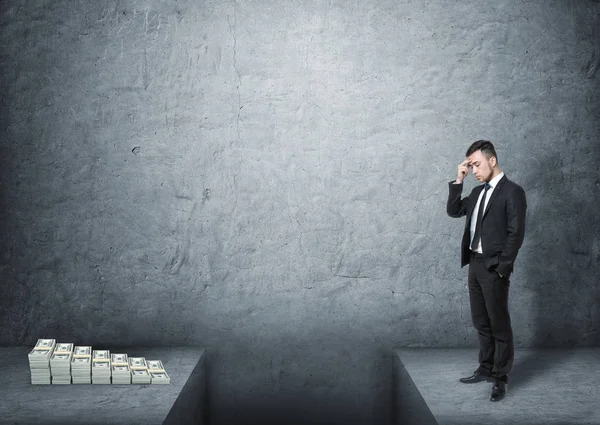 Frustrado empresário de altura total em pé na frente do dinheiro com lacuna dividindo-os — Fotografia de Stock