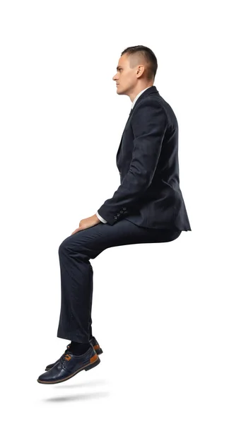 Empresario de perfil en posición sentada aislado sobre fondo blanco . —  Fotos de Stock