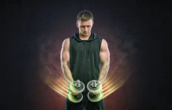 Geschnittenes Porträt eines muskulösen jungen Mannes, der mit Hanteln trainiert — Stockfoto
