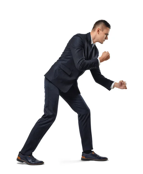 Junger Geschäftsmann posiert, als würde er Seil über seine Schulter ziehen, isoliert auf weißem Hintergrund — Stockfoto