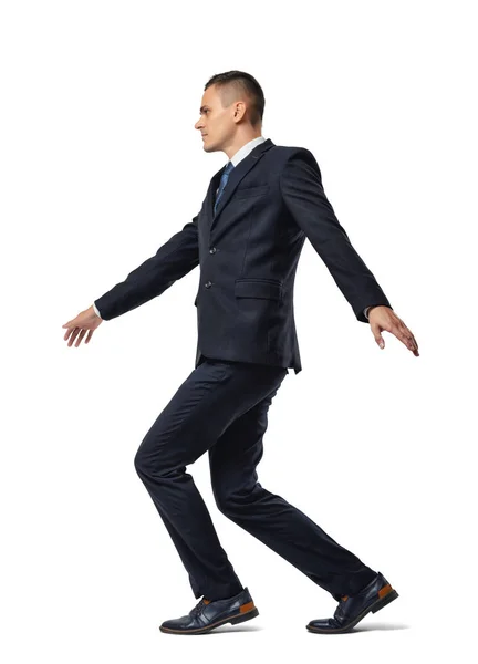 Retrato de crecimiento completo del hombre de negocios caminando por la cuerda floja aislado sobre fondo blanco — Foto de Stock