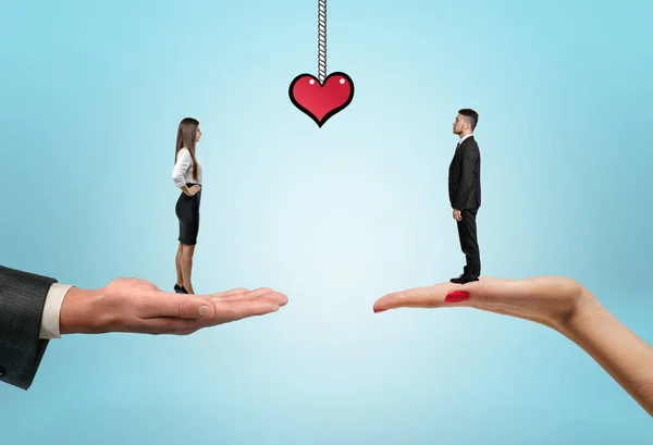 Homme d'affaires et femme d'affaires debout sur les mains avec le cœur tiré entre eux . — Photo