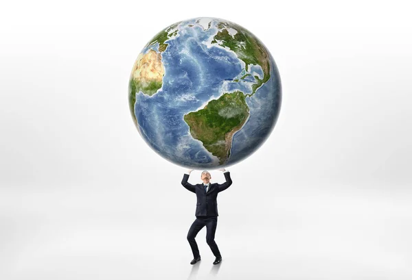 Empresarios sosteniendo la Tierra sobre sí mismo sobre un fondo blanco —  Fotos de Stock