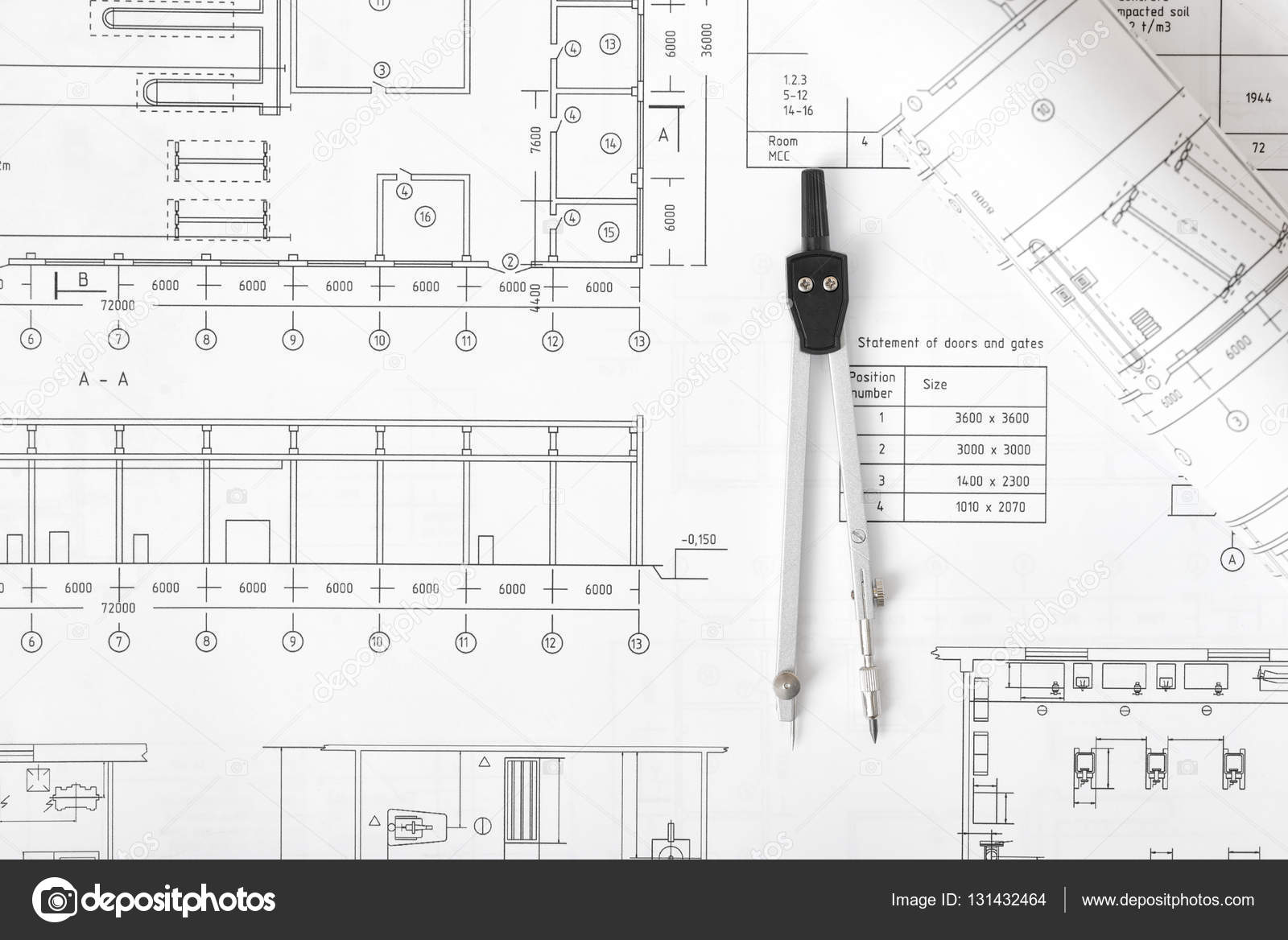Compas De Génie Est Sur Un Plan Construction Photographie Compas De Génie Est Sur Un Plan Construction Photo