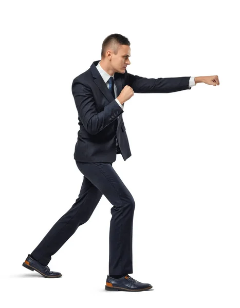 Empresário agindo como se estivesse esmurrando alguém em um fundo branco — Fotografia de Stock