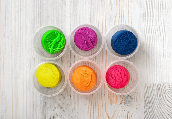 Νεκρή φύση φωτογραφία των έξι μικρά πλαστικά κιβώτια με πολύχρωμη πλαστελίνη — Φωτογραφία Αρχείου