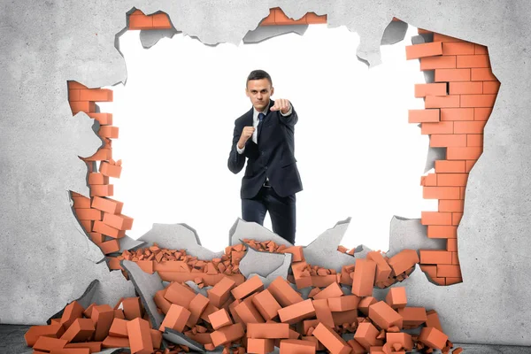 Uomo d'affari schiantato muro per mano sua — Foto Stock