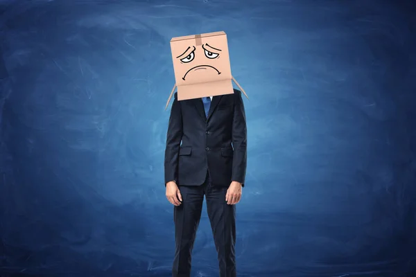 Podnikatel na sobě lepenkové krabice s smutné tváře na hlavě — Stock fotografie