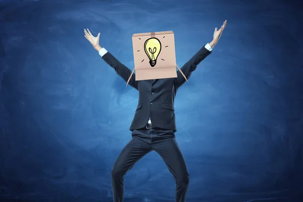 Бизнесмен стоит с картонной коробкой на голове — стоковое фото