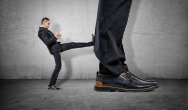 Başka bir büyük bacaklar tekme küçük iş adamı