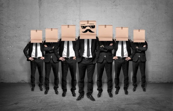 Líder y su personal se quedan juntos con cajas en la cabeza — Foto de Stock