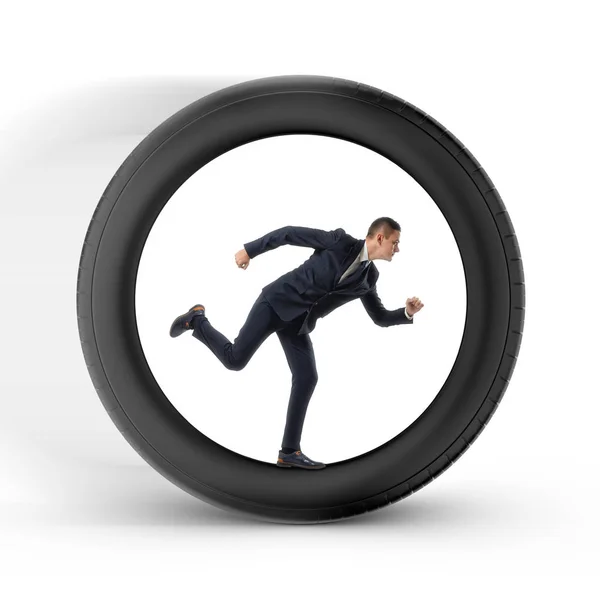 Empresario para ser presionado por el tiempo se está ejecutando en el centro de una rueda grande — Foto de Stock