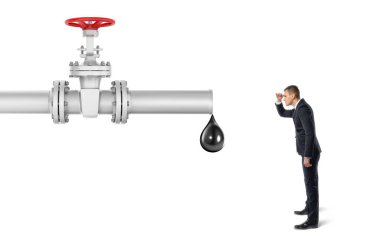 İşadamı boru ile bir büyük petrol sızıntısı kırmızı kapak arıyorum beyaz zemin üzerine bırak