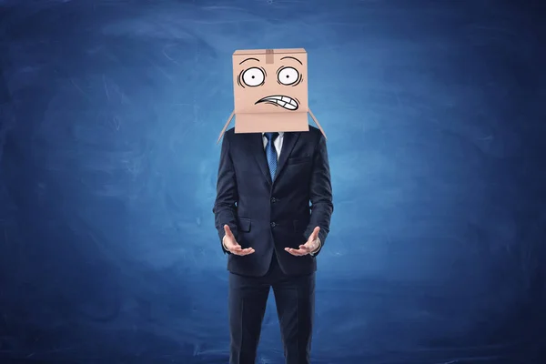 Üzletember kartondobozban készült döbbent arccal visel a fején — Stock Fotó