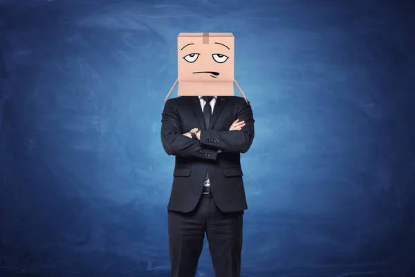 Uomo d'affari indossa una scatola di cartone sulla testa con la faccia delusa dipinta — Foto Stock