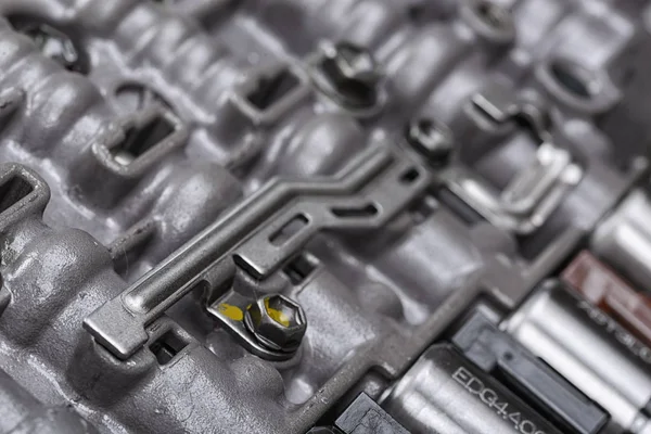 Partes mecánicas centradas en tornillos metálicos que sujetan placas . —  Fotos de Stock