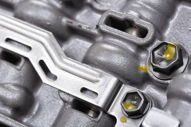 Metal bileşenleri ve hidrolik valfler ile mekanik bölümü