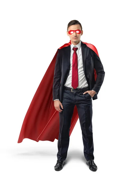 앞에 그의 주머니에 한 손으로 공식적인 양복, 빨강 흐르는 케이프과 빨간 아이 마스크 사업 보기. — 스톡 사진