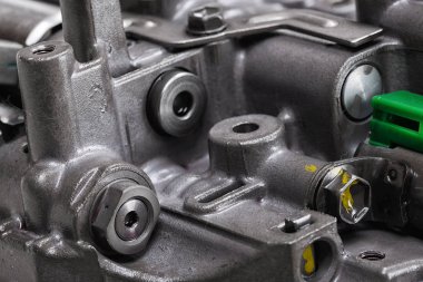 Metal bileşenleri ve hidrolik valfler ile mekanik bölümü