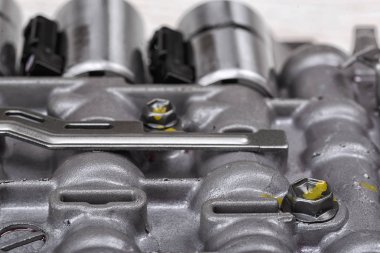 Metal bileşenleri ve hidrolik valfler ile mekanik bölümü