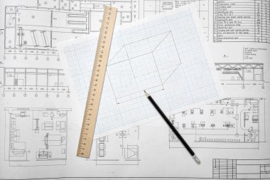 Yanında yatan bir cetvel ve bir kalem ile ahşap masa arka plan üzerine açık planları.