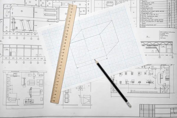 Ouvrir les plans sur fond de table en bois avec un crayon et une règle couchée à côté . — Photo