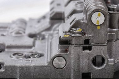 Metal bileşenleri ve hidrolik valfler ile mekanik bölümü