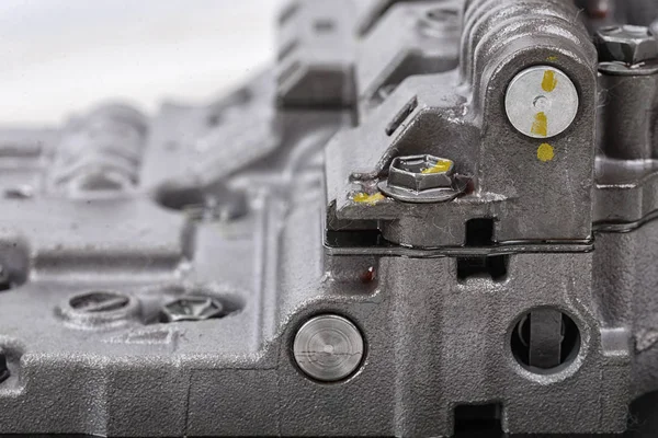 Metal bileşenleri ve hidrolik valfler ile mekanik bölümü